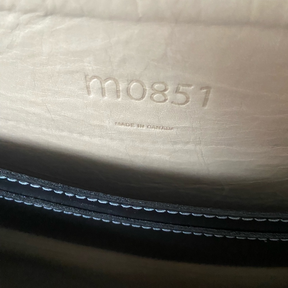 M0851 Elegant Black Leather Messenger Bag - Picture 4 of 11